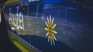 Nahaufnahme eines Polieiwagens. Die Polizei hat nach einem vermissten Mann aus Giengen an der Brenz gesucht. Ein Landwirt hat den Rentner 14 Kilometer entfernt im Landkreis Dillingen an einem Feldweg gefunden.
