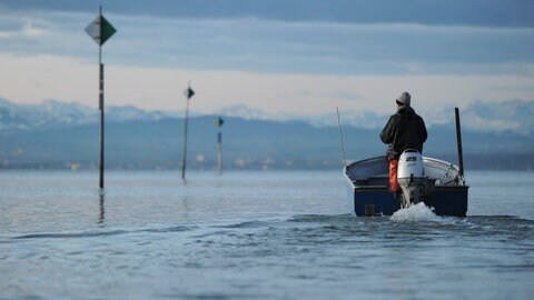 Ein Berufsfischer fährt vor Fischbach auf den Bodensee hinaus.