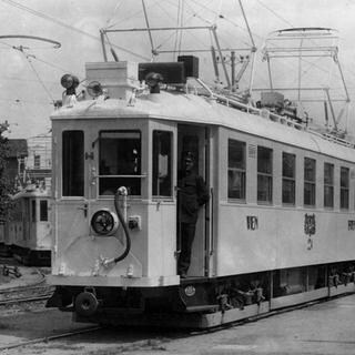 1927 nehmen die Wiener Lokalbahnen neue elektrische Triebwagen in Betrieb.