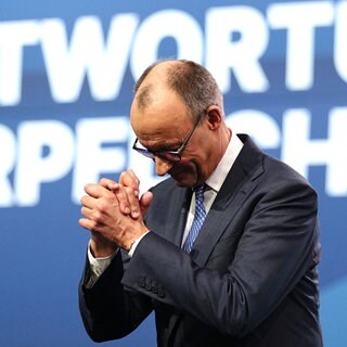 Bundeskanzler Friedrich Merz, CDU-Parteivorsitzender, nach seiner Rede beim CDU-Bundesparteitag den Delegierten zu. Symbolbild: Merz wurde von einem Mann als Pinocchio bezeichnet. 