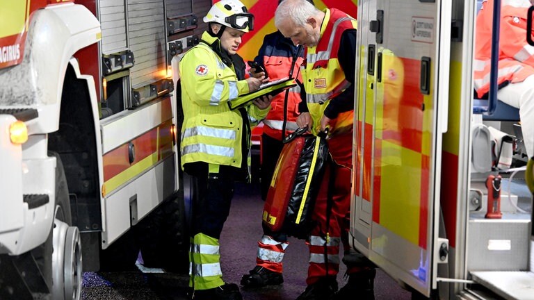 Lagebesprechung im Rettungsfahrzeug nach dem schweren Unfall Freitagnacht in Ulm - vier Menschen verloren ihr Leben.