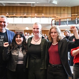 Das Spitzentrio zur Landtagswahl in Baden-Württemberg 2026, Mersedeh Ghazaei (2.v.l.-r), Kim Sophie Bohnen und Amelie Vollmer steht beim Landesparteitag Baden-Württemberg zusammen mit dem Bundesvorsitzenden Jan van Aken und der Landessprecherin Baden-Württembergs Sahra Mirow (r).