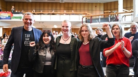 Das Spitzentrio zur Landtagswahl in Baden-Württemberg 2026, Mersedeh Ghazaei (2.v.l.-r), Kim Sophie Bohnen und Amelie Vollmer steht beim Landesparteitag Baden-Württemberg zusammen mit dem Bundesvorsitzenden Jan van Aken und der Landessprecherin Baden-Württembergs Sahra Mirow (r).
