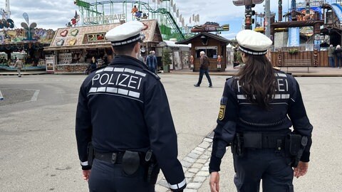 Die Polizeibeamten Samuel und Hilal auf Streife auf dem Wasen