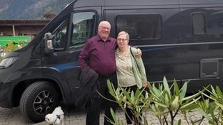 Stefan und Sybille Quint stehen im Urlaub vor ihrem Wohnmobil. Nun fehlt von dem Fahrzeug jede Spur. 