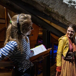 Stage Managerin der Bregenzer Festspiele, Sophie Louise Busch mit Katharina "Ännchen" Ruckgaber und Irina "Agathe" Simmes (v.l.n.r.) unter dem Bühnenbild zu "Der Freischütz".