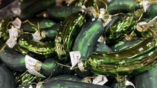 Auch bei Händlern aus Heilbronn wird die gläserne Weihnachtsgurke als Baumschmuck angeboten und immer häufiger verkauft.