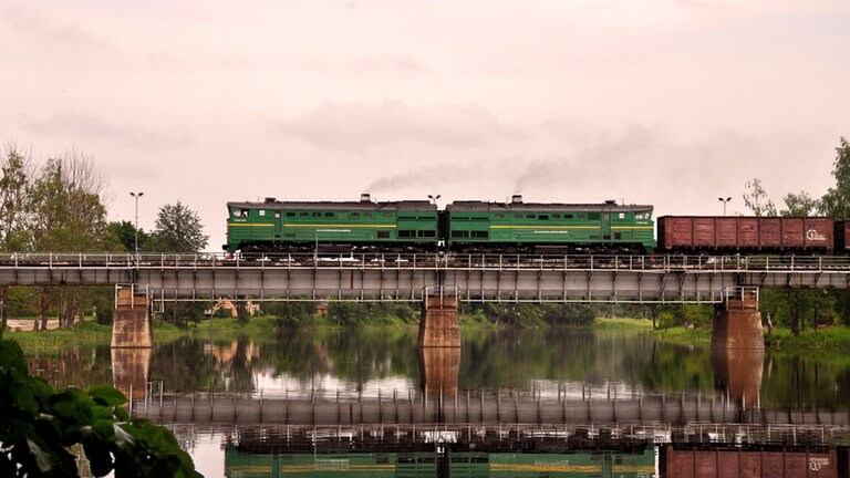 Doppelzugmaschinen 2TE10 im Norden von Riga