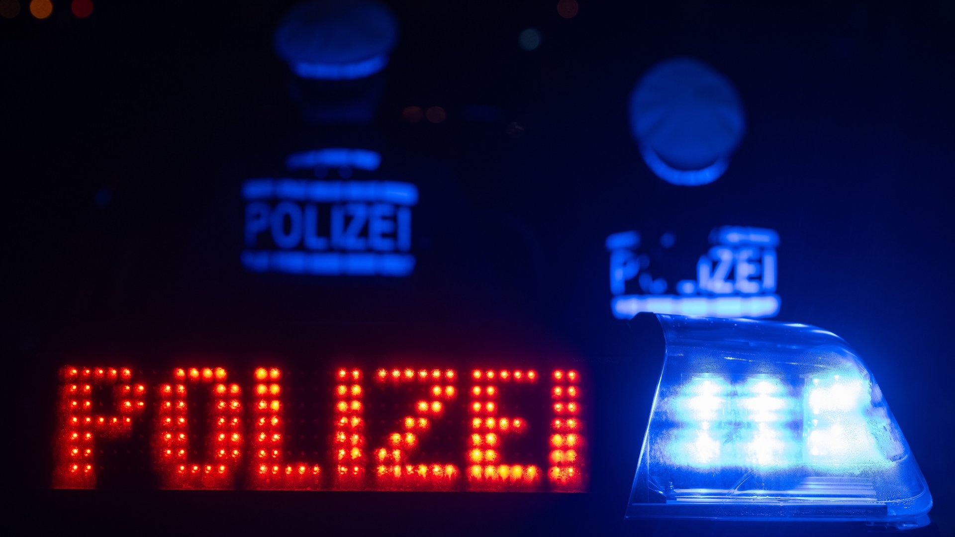 Schwerer Unfall auf B9 bei Frankenthal: Kleintransporter kracht in Pannenauto