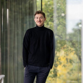 Zukunftsforscher Tristan Horx lächelt in die Kamera. Er forscht an der Zukunft und schaut kritisch auf Social Media bei Kindern wie TikTok, YouTube oder Instagram.