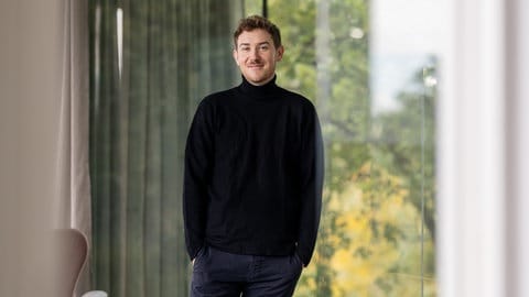 Zukunftsforscher Tristan Horx lächelt in die Kamera. Er forscht an der Zukunft und schaut kritisch auf Social Media bei Kindern wie TikTok, YouTube oder Instagram.
