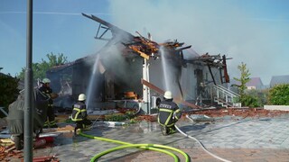 Die Feuerwehr löscht einen Brand in Landau-Dammheim. Dort war am frühen Samstag ein Haus explodiert.