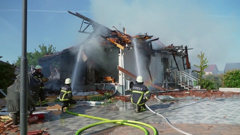 Die Feuerwehr löscht einen Brand in Landau-Dammheim. Dort war am frühen Samstag ein Haus explodiert.