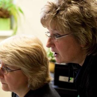 Elke Steinbach und Katri Jurichs bei der Arbeit