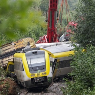 Ein Kran hebt den Waggon eines verunglückten Regionalzuges an. Am 27. Juli 2026 jährt sich das Zugunglück von Riedlingen.