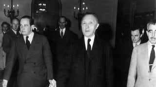 Bundeskanzler Konrad Adenauer (Mitte) betritt am 15.11.1949 das Hotel Petersberg in Bonn, um sich dort mit den Hohen Kommissaren John McCloy, Brian Robertson und André Francois-Poncet zu besprechen