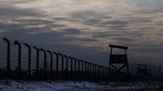 Bei Gedenken der Opfer des Holocaust stehen im Landtag RLP die Frauen im Mittelpunkt.