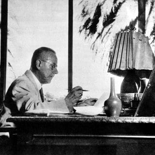 Der Schriftsteller Thomas Mann am Schreibtisch in Kalifornien, Ende September 1940