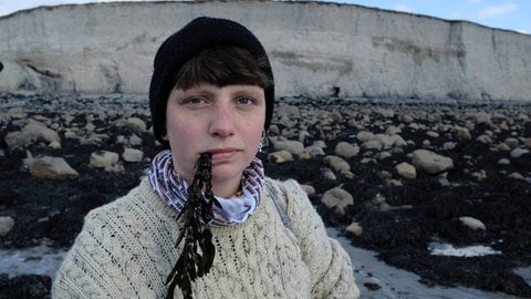 Algensammlerin Sofia am Silverstrand Beach in Galway  Irland
