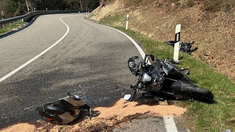 Ein verunfalltes Motorrad liegt am Rand einer kurvigen Landstraße: Auf der B48 bei Annweiler-Hofstätten kam es zu zwei Verkehrsunfällen, bei denen vier Motorradfahrer verletzt wurden.
