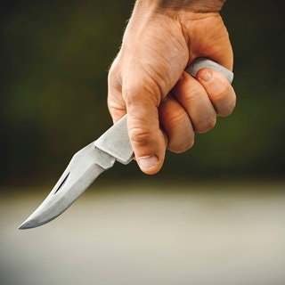 (Symbolbild) Eine Hand mit einem Messer
