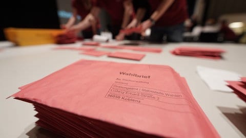 Ein Stapel mit roten Wahlbriefen, Archivbild von der Landtagswahl Rheinland-Pfalz 202.