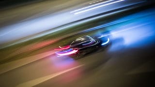 Ein Auto fährt sehr schnell auf einer Straße, die Scheinwerfer sind zu Lichtspuren verwischt - wie bei einem illegalen Autorennen, so wie das in Ludwigsburg