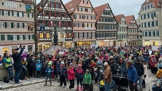 Eine Protestaktion auf dem Tübinger Marktplatz vor der Sitzung des Gemeinderats. Immer wieder hatte es Demos gegen die geplanten Kürzungen in der Schulsozialarbeit und bei den Kitas gegeben.