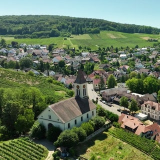 Die GemeindeAuggen von oben, eingebettet in grünen Hügeln.