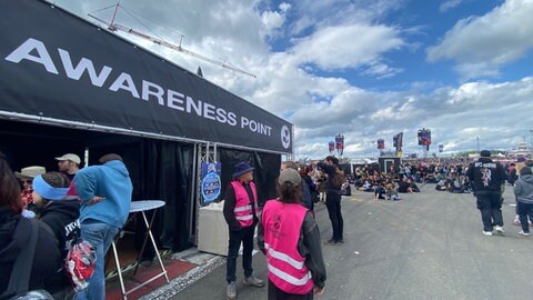 Ein "Awareness-Point" bei Rock am Ring 2025. Geschulte Mitarbeiter bieten dort Rückzugsorte für Menschen, die sich überfordert fühlen oder Übergriffen ausgesetzt waren.