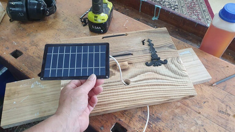 Anschließend das Solarpanel ausrichten und mit zwei kleinen schrauben befestigen 