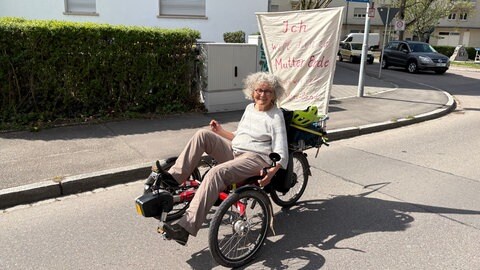 Teilnehmende des Ostermarsches 2026 in Müllheim demonstrieren gegen Krieg und Aufrüstung.
