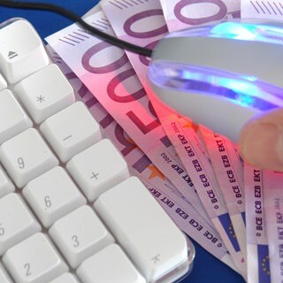 Bei einer internationalen Cybercrime-Razzia hat das Bundeskriminalamt 18 Festnahmen gemeldet. Die Verdächtigen sollen Kreditkarten-Daten genutzt haben, um über professionelle Scheinwebseiten monatliche Beträge abzubuchen.
