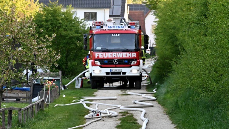 Eins von insgesamt acht Feuerwehrfahrzeugen am Einsatzort. 50 Feuerwehrleute waren im Einsatz beim Brand von acht Hütten in einer Kleingartenanlage in Langenau. 