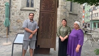 Angehörige der ermordeten Sinti vor dem Denkmal an der Kirche St. Jodok in Ravensburg
