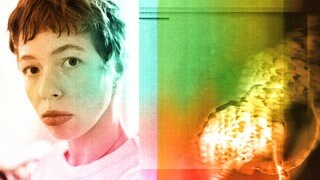 Auf linker Seite ist ein Portraitfoto der Künstlerin Antonia Alessia Virginia Beeskow zu sehen. Auf der rechten Seite eine stillisierte Muschel.