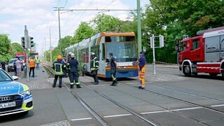 In Ludwigshafen wurde ein Fahrradfahrer bei einem Zusammenstoß mit einer Straßenbahn schwer verletzt.
