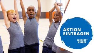 Mädchen einer Sportgruppe, die alle die Arme nach oben reißen