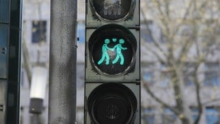 Das Ampelpärchen in grün: Erste queere Ampelmännchen in Mainz