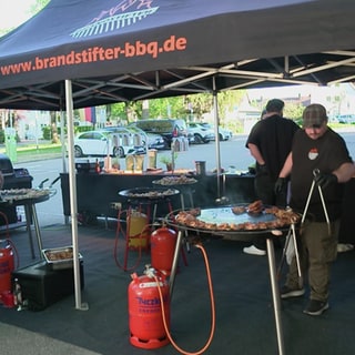 Die "Brandstifter" kümmern sich um das Catering auf einem Feuerwehrfest.