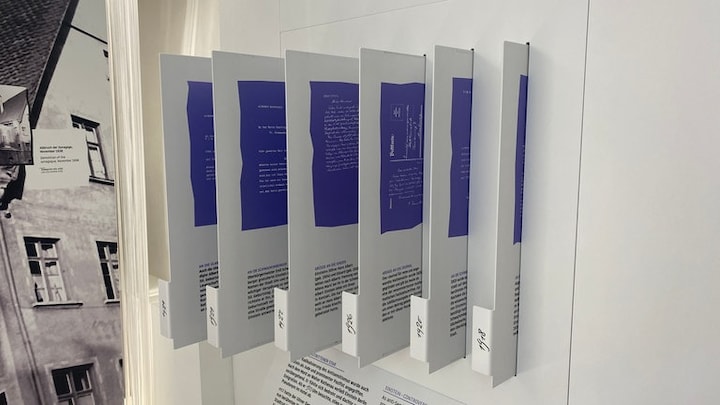 Auf Tafeln sind Korrespondenzen von Albert Einstein zu sehen - damit beschäftigt sich auch das Museum "Die Einsteins - Museum einer Ulmer Familie".