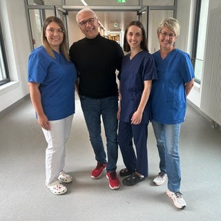 Sina, Masoud, Lily und Andrea Rastakhiz (v.l.n.r.) stehen Arm in Arm in einem Gang des Klinikums Heidenheim