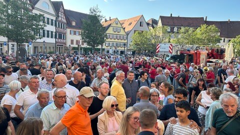 Die Bekanntgabe des Wahlergebnisses vor dem Rathaus verfolgten mehrere hundert Menschen. 