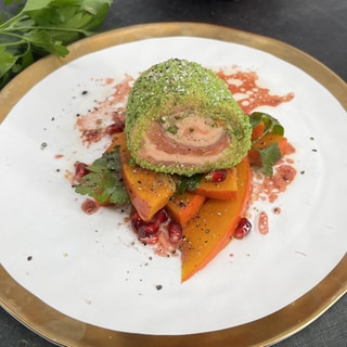 Saiblingsröllchen mit Kürbissalat und Granatapfel-Vinaigrette