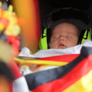 Fußball-WM 2026: Noch kommt keine richtige WM-Stimmung auf. Baby schläft beim Public Viewing.