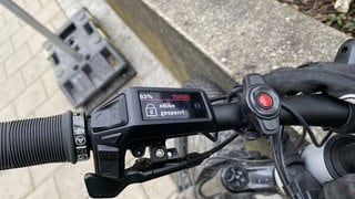 Ein Fahrradlenker auf dem an einer Bedieneinheit "ebike gesperrt" angezeigt wird. Je nach Modell ist in E-Bikes eine elektronische Sperre eingebaut. Sie soll das Rad vor Diebstahl schützen. Nur mit dem richtigen Schlüssel - auf Bedienelement oder Handy - kann es entsperrt werden. Auch ein GPS-Tracker ist gleich mit dabei. Die sollen es Dieben schwer machen. 