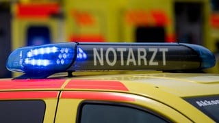 Ein Notarztwagen mit Blaulicht (Symbolbild). Ein achtjähriger Junge am Steuer eines Radladers hat am Dienstagabend in der Nähe von Schwäbisch Gmünd ein einjähriges Kind überrollt.