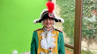 Mainzer Rosenmontagskind Aaron in seiner Uniform der Garde der Prinzessin.