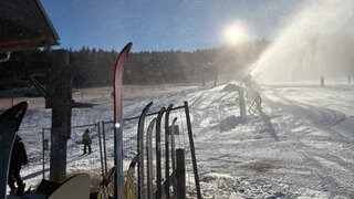 Am Mehliskopf wird die Skipiste künstlich beschneit.