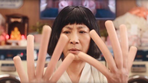 Die Schauspielerin Michelle Yeoh im Film "Everything Everywhere All At Once"